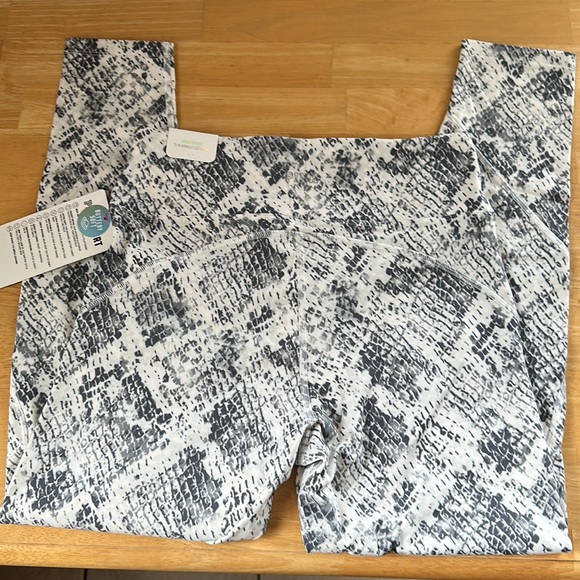 Women’s VS Pink Leggings. NEW Size medium - Picture 5 of 5